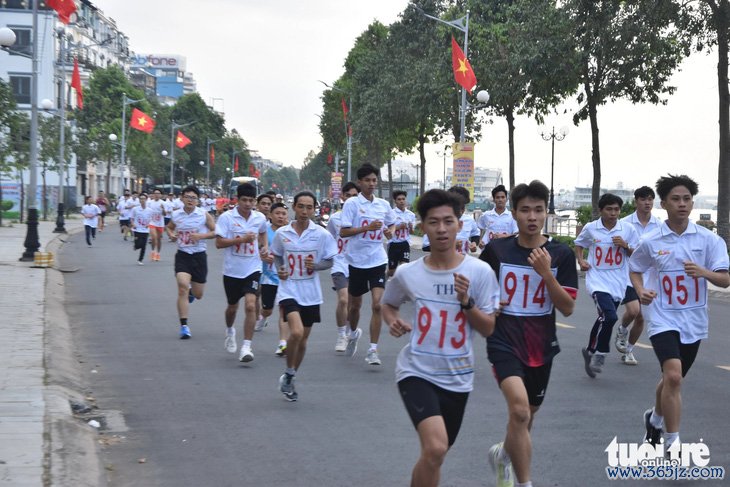 200 người không đăng ký tham gia nhưng vẫn chạy đồng hành cùng 650 vận động viên - Ảnh 1.